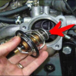 Какую функцию выполняет термостат в автомобиле?